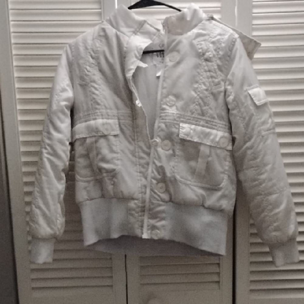 Full Tilt White Puffer Jacket with Sporty Design